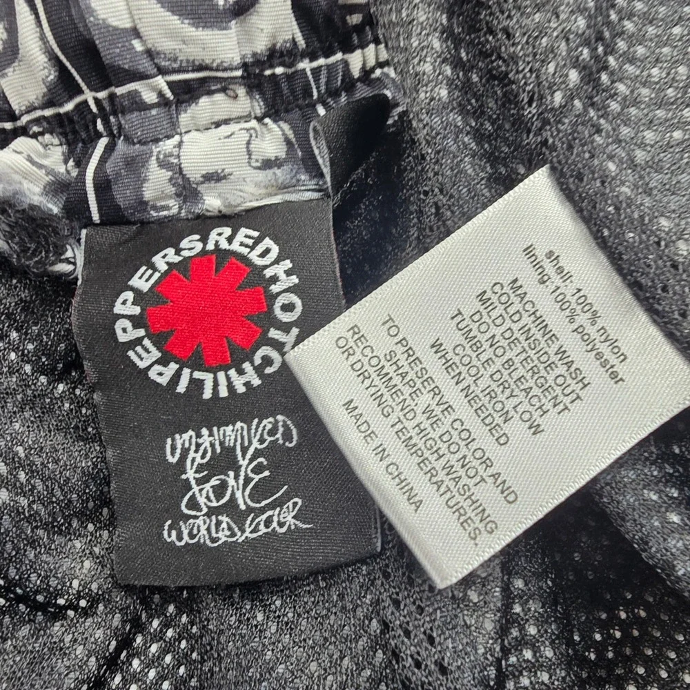 Red Hot Chili Peppers Unlimited Love Tour Shorts Mens XL Black Nylon Mesh Lined